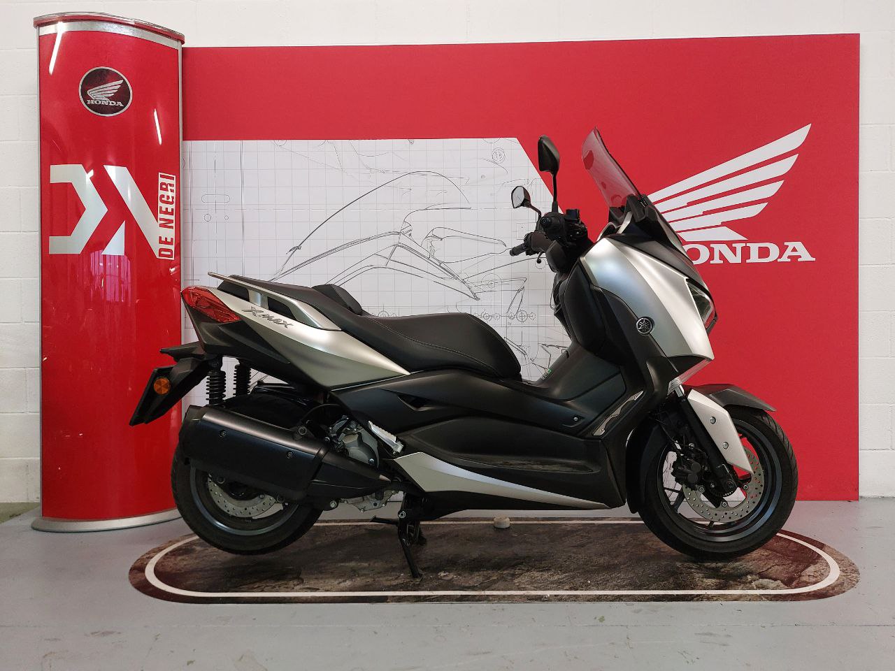 YAMAHA X-MAX300 2018 4000EURO (7)